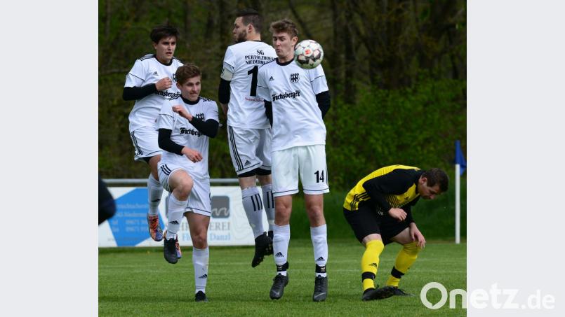 Auch die Mauer der SG Pertolzhofen/Niedermurach muss gut stehen. Am Sonntag kommt Spitzenreiter SG Silbersee zum entscheidenden Spiel. Bild: ham
