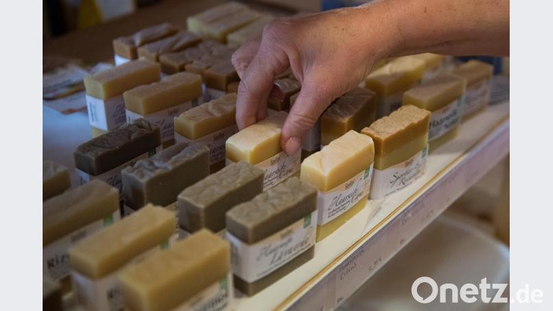 Seife - auch zum Haarewaschen? Lucia Seebauer testet festes Shampoo. Bild: Swen Pförtner/dpa