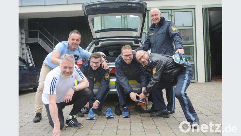 Das sind sechs von fast 8000 gemeldeten Nofi-Läufern: Diese Verkehrspolizisten aus Weiden, Team „Cobra 11“, werden auf die gewohnten PS verzichten und stattdessen am 29. Mai die Laufschuhe schnüren. Bild: Gabi Schönberger