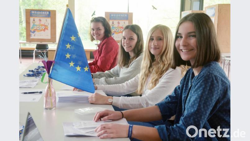 Unter Aufsicht von Theresa Falt vom Jugendzentrum sind die Wahlhelferinnen Michelle Braun, Vanessa Müller und Katharina Faltlhauser am Augustinus-Gymnasium für die Abstimmung zuständig. Bild: Gabi Schönberger
