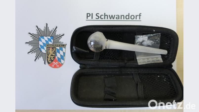 Diese Crackpfeife und ein Tütchen mit Drogen stellte die Schwandorfer Polizei sicher. Bild: exb/Polizei
