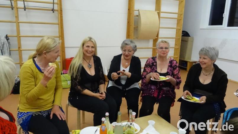 Geselligkeit nach dem Training: Silvia (Zweite von links) hat Geburtstag. Mit ihr feiern Angelika (links) und (von rechts) Ursula, Hanni und Elli. Bild: hka