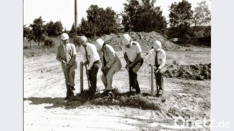 1983 erfolgte der Spatenstich für die eigene Unterkunft des Ortsverbandes. Zuvor waren die Helfer und ihre Ausrüstung im Landratsamt Oberviechtach, in der Berufsschule und im einstigen Kreisbauhof untergebracht. Bild: bgl