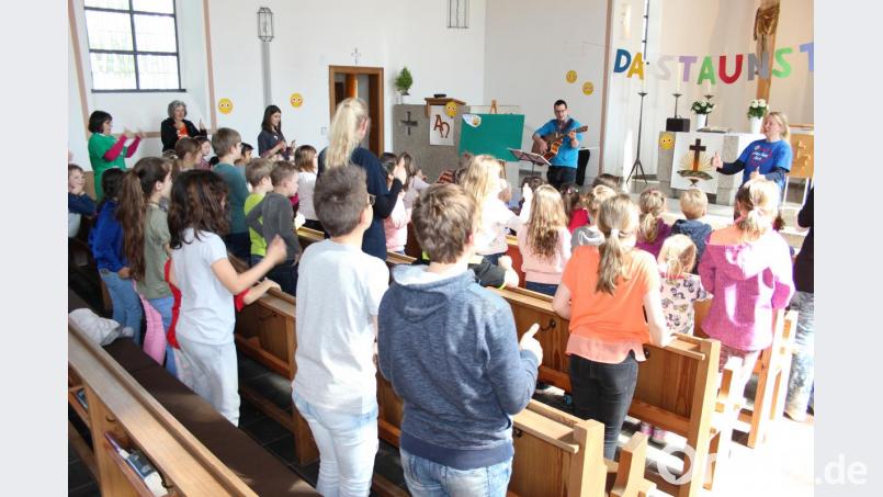 Zu einem tollen Erfolgt wurde auch heuer die Kinderbibelwoche, die in den Gemeinderäumen der Erlöserkirche stattfand. Daniel Unger von der KEB Chemnitz begeisterte mit seinem aktiven Mitmachprogramm die Kinder. Bild: heb