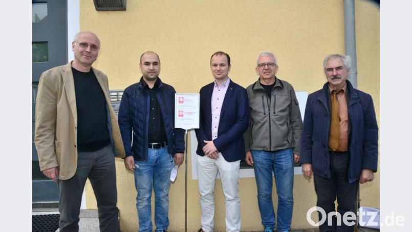 Integrationslotse Wolfgang Klink (links) stellt Sozialpädagogen Shakhob Akramov (Zweiter von links) als Betreuer der neuen Beratungsstelle in Luhe vor. Karl-Heinz Preißer (von rechts), Gerhard Hero und Daniel Bronold (Dritter von rechts) freuen sich über die neue Anlaufstelle für Flüchtlinge und Spätaussiedler. Bild: bey