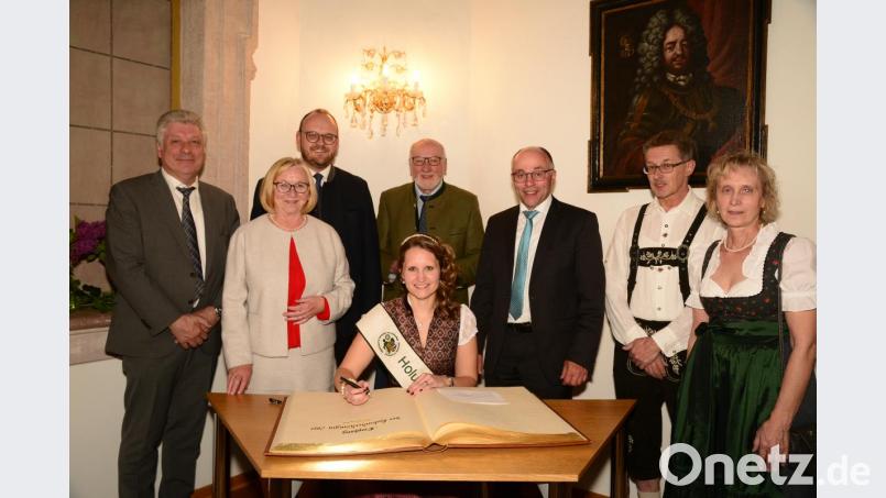 Die neue Holunderkönigin Sandra I. macht den Anfang beim Eintrag ins Goldene Buch des Landkreises. Dann folgen Bürgermeister Günter Stich, Dritte Bürgermeisterin Rita Rosner, Landrat Andreas Meier, ehemaliger Landrat Georg Stahl, Kreisvorsitzender Albert Nickl sowie ihre Eltern. Bild: bey