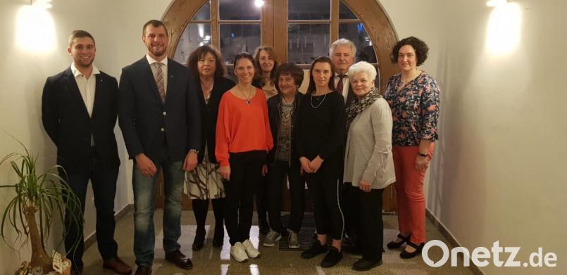 Im Bild: (von links) JU-Vorsitzender Johannes Klinger, CSU-Ortsvorsitzender Huberth Rosner, Olga Luft, FU-Vorsitzende Claudia Kost, Sandra Doß, Rosa Schmid, Nicole Punzmann, 2. Bürgermeister Peter Gold, Christl Legat, FU-Kreisvorsitzende Tina Zeitler. Bild: exb