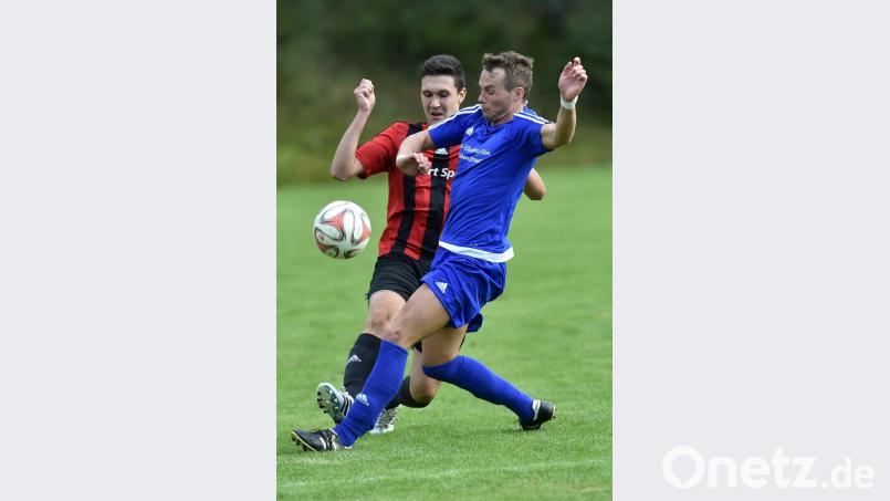 Immer hart zur Sache ging es in den vergangenen Jahren zwischen den Nachbarn SV Altenstadt/Voh. und FSV Waldthurn. Dies wird am Sonntag nicht anders sein. Beide Mannschaften kämpfen gegen den Abstieg. Bild: A. Schwarzmeier