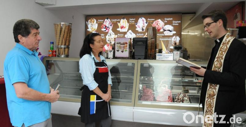 Kaplan Thomas Kopp (rechts) segnete die neue Eisdiele von Sylvia Tabarin und Ilario Pradal (links). Bild: gf