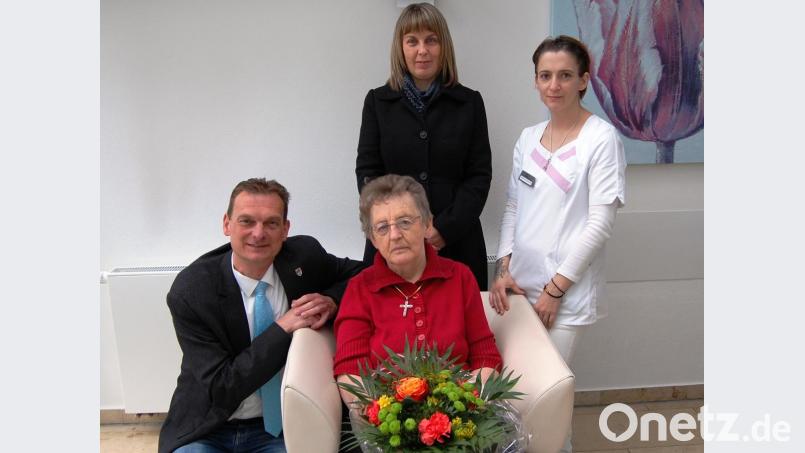 Rosa Maria Wünsche feierte im Seniorenheim Löffler ihren 75. Geburtstag. Unter anderen gratulierte auch Bürgermeister Ernst Schicketanz. Bild: sm