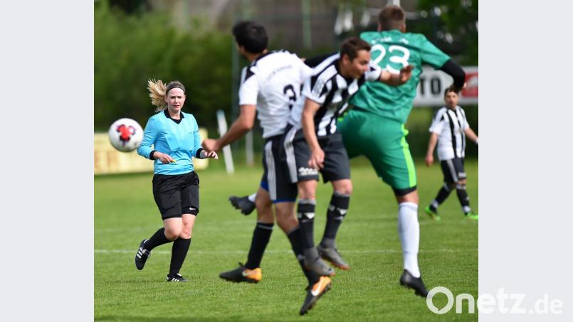 Immer den Ball im Blick: Lisa Manner ist gerne Schiedsrichterin. Bild: af