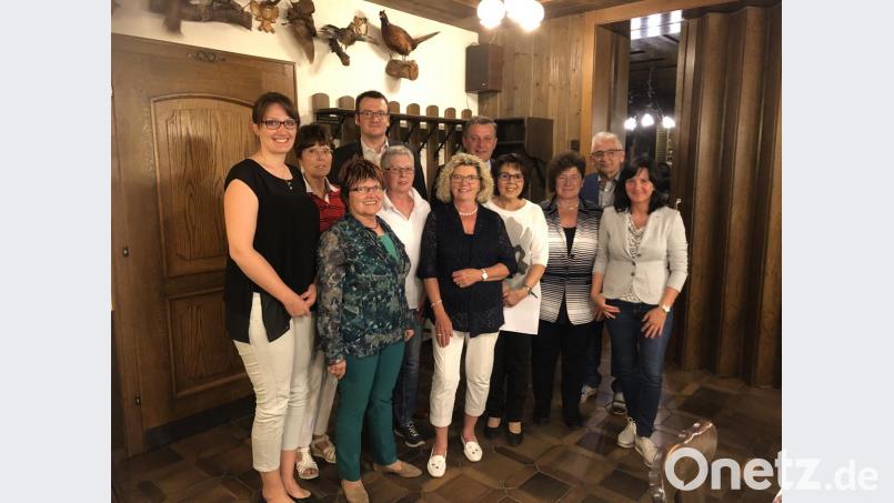 Nach der Wahl bei der Frauen-Union: das neue Vorstandsgremium mit Vorsitzender Nicole Selendt (links), Ortsvorsitzendem Patrick Fröhlich (hinten, Dritter von links) und Gästen. Bild: bni