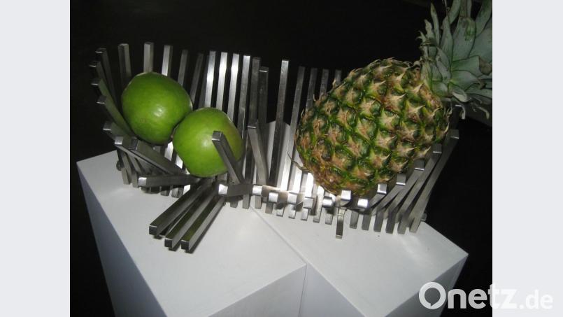 Eine Obstschale aus Metall. Eines von etwa 20 ausgestellten Unikaten von Johannes Reindl. Bild: exb