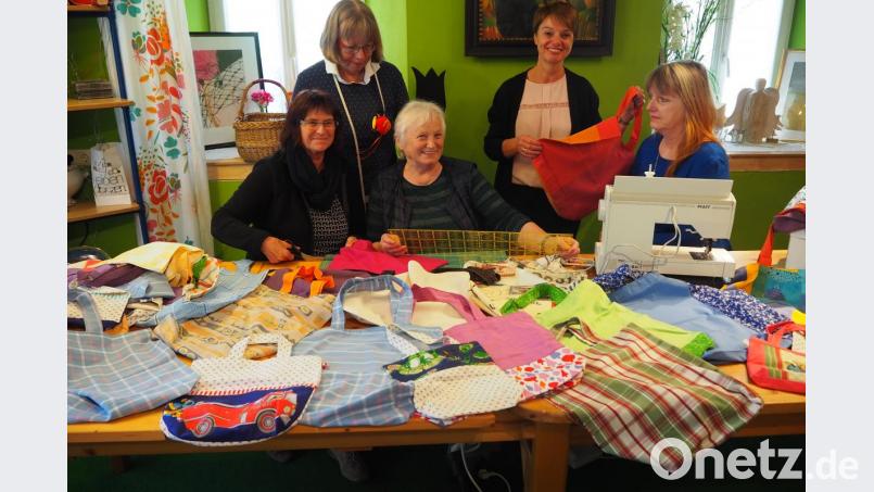 Marita Hausknecht, Cornelia Schäfer Resi Eichinger, Carola Reul und Maria Ostler-Scharl (von links) sowie Anja Paulus (nicht im Bild) nähen Einkaufstaschen, die schon bald in den Pfreimder Läden zirkulieren sollen - kostenlos oder gegen ein paar Cents. Bild: bl