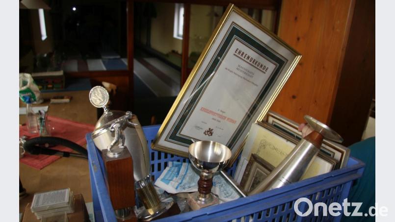 Was bleibt sind die Erinnerungen. Nach und nach verschwinden Pokale und Urkunden in den Kisten. Wann sie wieder einen Ehrenplatz finden werden, bleibt vorerst ungewiss. Bild: wro