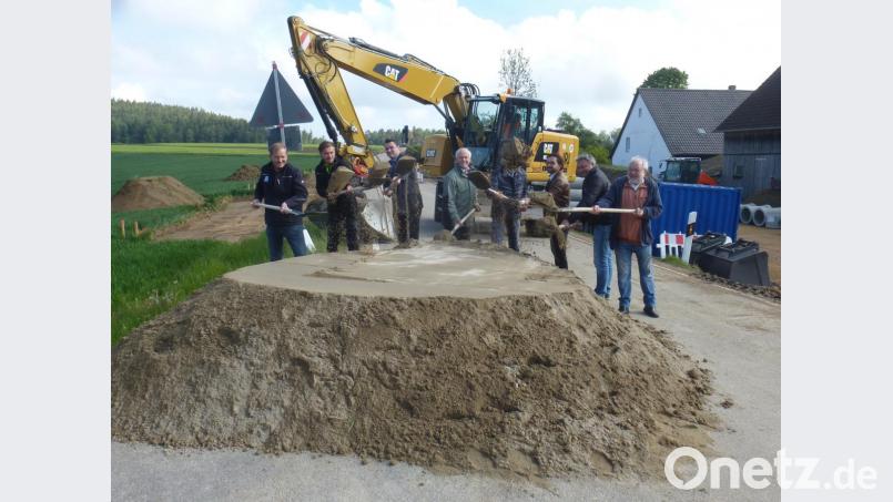 Landrat Thomas Ebeling (Dritter von links), Zweiter Bürgermeister Alfred Wolfsteiner (rechts) und Vertreter der beteiligten Behörden und Firmen setzten in Geratshofen den symbolischen Spatenstich für den Ausbau der Kreisstraße. Bild: mad