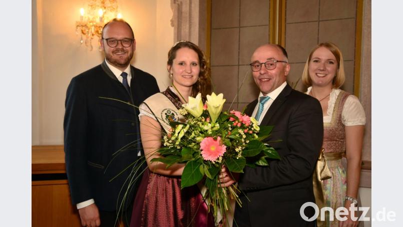 Kreisvorsitzender Albert Nickl überreicht der neuen Holunderkönigin Sandra I. eine bunten Willkommensgruß. Über die neue Regentin freuen sich auch Landrat Andreas Meier und Vorgängerin Jana. Bild: bey