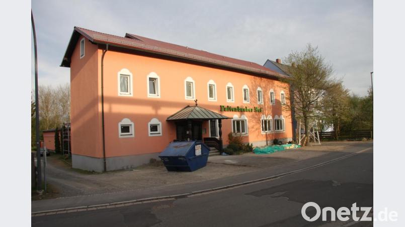 Über ein halbes Jahrhundert lang war der &quot;Faltenbacher Hof&quot; (damals noch Gasthof &quot;Zur Eisenbahn&quot;) eine Begegnungsstätte der Sport- und Freizeitkegler. Das Anwesen wird derzeit saniert, die Kegelbahn (an der Gebäude-Rückseite) ist aber in den Plänen nicht mehr vorgesehen. Bild: wro