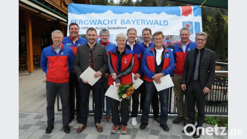 Freute sich sichtlich über die Auszeichnung: Margit Güll (im Bild Fünfte von links). Bild: exb
