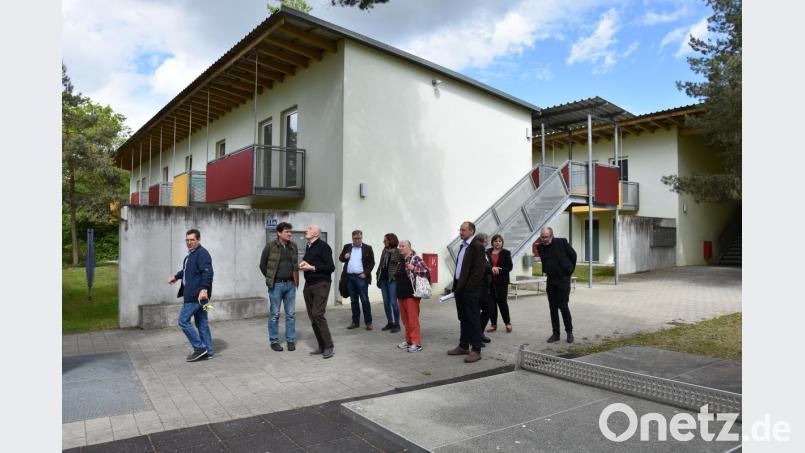 Besuch einer Weidener Delegation in den Obdachlosenunterkünften in Ingolstadt für ein Konzept zur Erneuerung der Notunterkunft in der Schustermooslohe. MIt dabei sind: Baudezernent Oliver Seidel mit Mitarbeiterin Jutta Häusler, Sozialdezernent Wolfgang Hohlmeier mit Mitarbeiterin Evi Fink, Stadträte Josef Gebhardt und Veit Wagner, Ursula Barrois von der Initiative, Bild: Beate-Josefine Luber
