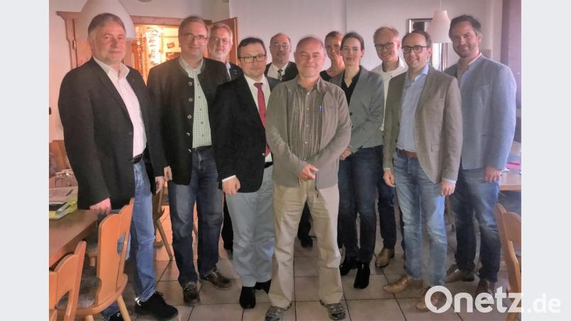 Die Teilnehmer an dem Treffen tauschten sich über Kompensationsmaßnahmen für den Bau des Ostbayernrings aus. Bild: exb/Büro Flierl
