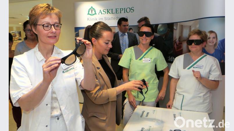 Die Leitende Oberärztin der geriatrischen Abteilung der Asklepios-Klinik Burglengenfeld, Paula Loibl (links), und ihr Team testen die Brillen, die Altersschwäche simulieren. Bild: Hirsch