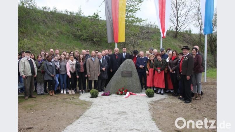 Mit einem mahnenden Zeichen erinnert die Gemeinde Wiesau fortan an das Zugunglück vor 75 Jahren. Im Beisein zahlreicher Gäste wurde es am Freitagvormittag der Bestimmung übergeben. Bild: wro