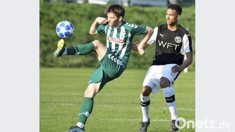 Julian Ceesay (rechts) fehlt der DJK Gebenbach wegen eines Kieferbruchs in der Relegation. Bild: Hubert Ziegler