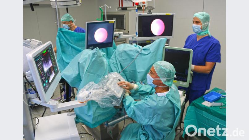 Das Team um Dr. Alexander Kugler vom Prostatazentrum am Klinikum Fichtelgebirge bei den ersten Operationen mit dem neuen Aqua-Beam-System. Bild: exb