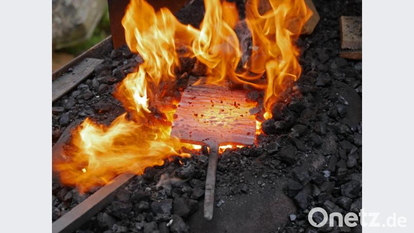Am Schmiedeofen ist es bei den aktuellen Temperaturen sehr angenehm. Bild: tr