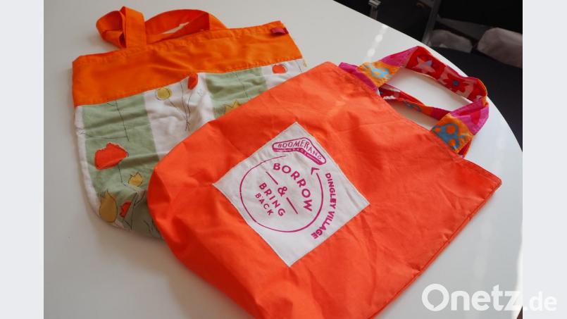 Die original Boomerang-Tasche rechts hat Cornelia Schäfer aus Australien mitgebracht. Links ein Modell, für das ein Kissen aus dem Pfreimder Haas-Haus Verwendung fand. Bild: bl