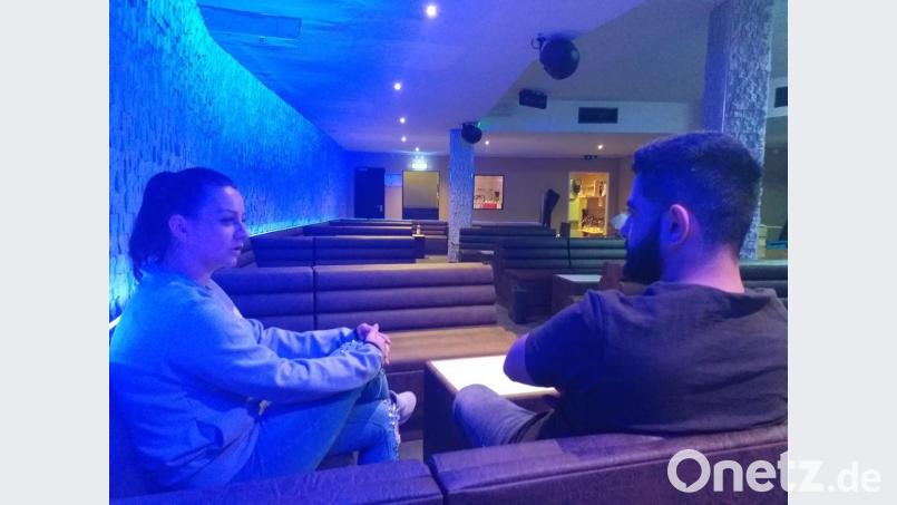 Anita Enns (links) und Bayram Ayten füllen einen Leerstand in der Innenstadt. Dort, wo unter der Georgenstraße 66 im Herbst 2015 die Disco Tenne die Türen schloss, eröffnet jetzt die neue Club-Lounge Sündhaft. Bild: tk