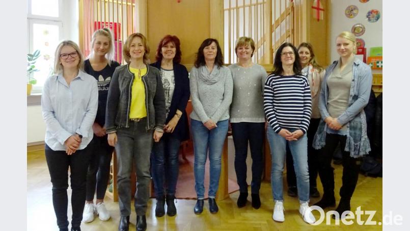 Beim ersten Treffen der Erzieherinnen des Kunterbunt-Kindergartens und des Kindergartens Velka Hledsebe wurde bereits ein Programm ausgearbeitet. Auf dem Bild die Leiterin des städtischen Kindergartens Kunterbunt, Sabine Schöpf-Schreiber (links) , und Dolmetscherin Lenka Uschold (Dritte von links). Bild: njn
