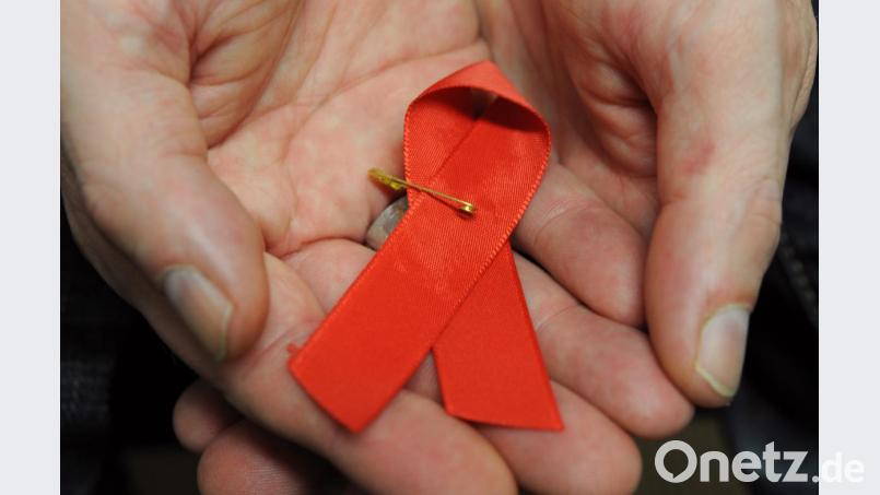 Die rote Schleife, weltweit ein Symbol der Solidarität mit HIV-Infizierten und Aids-Kranken. Symbolbild: Arne Dedert, dpa