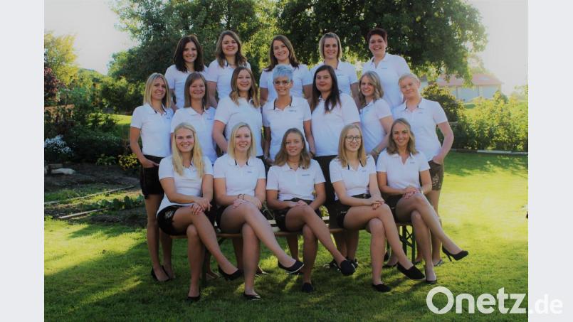 Die hübschen Festdamen der Feuerwehr Pamsendorf setzen dem Fest die Krone auf. Voller Aufregung fiebern sie dem Ereignis entgegen. Bild: bnr