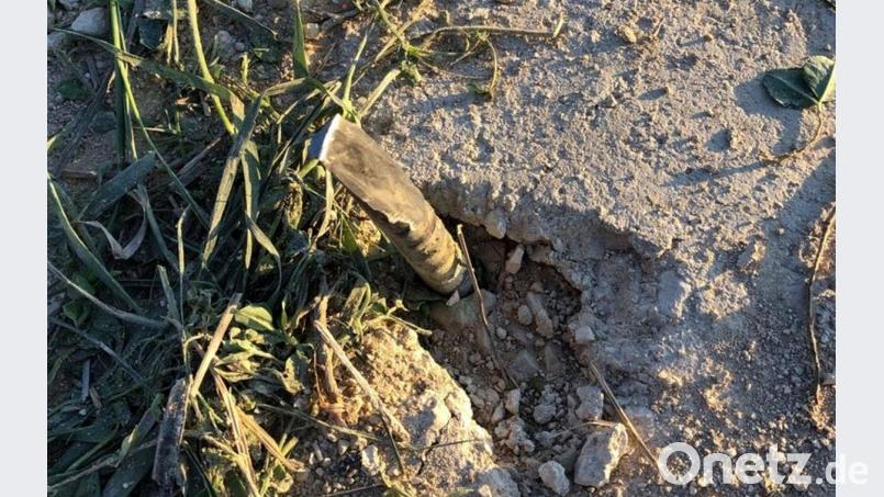 Etwa zehn Zentimeter ragte die Baustahl-Stange aus dem Feldweg. Der Täter, der sie hier versenkt hat, hatte sie oben noch angespitzt und sie dann mit Gras abgedeckt. Bild: Alfons Eichenseer