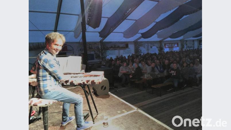 Chris Böttcher begeistert am und ums E-Piano in der Hahnbacher „Olympiahalle“ mit viel Wortwitz. Bild: mma