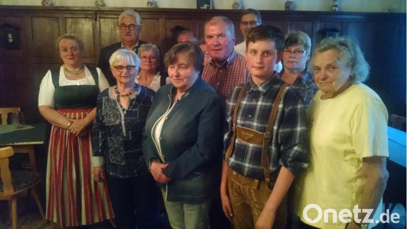 Vorsitzende Lydia Bodensteiner-Fuhrich (Vierte von links, neben Bürgermeister Rupert Troppmann) und Kindertanzgruppenleiterin Vronita Grünauer (links) haben mit Georg Ebenhöch (Vierter von rechts) einen fachkundigen Vortänzer gefunden. Bild: kwl