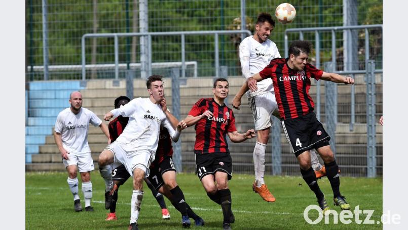 Beim 1:2 gegen den Meister und Bayernligaaufsteiger SV Donaustauf war die SpVgg SV Weiden vor Wochenfrist nicht nur bei den Kopfballduellen auf Augenhöhe. Nun geht es für die Weidener zum Saisonabschluss zum Vizemeister ASV Cham, der über die Relegation Donaustauf in die Bayernliga nachfolgen will. Bild: Büttner, Gerhard