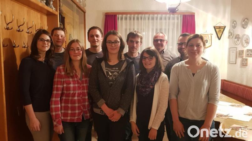 Der neue Vorstand mit Ehrengästen (von links): Marina Scherm, Sebastian Seitz, Bettina Köllner, Christoph Heinl, Christina Miedl, Daniel Miedl, Daniela Bayer, Bürgermeister Hubert Kraus, Kreisvorsitzender Matthias Grundler und Katrin Voit. Bild: twg