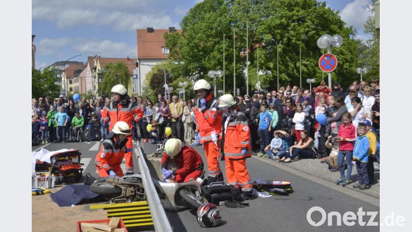 Gaffen ausnahmsweise erlaubt: Die Leistungsschau der Feuerwehr bei einem Verkehrsunfall ist ein Publikumsmagnet. Bild: Karin Wilck