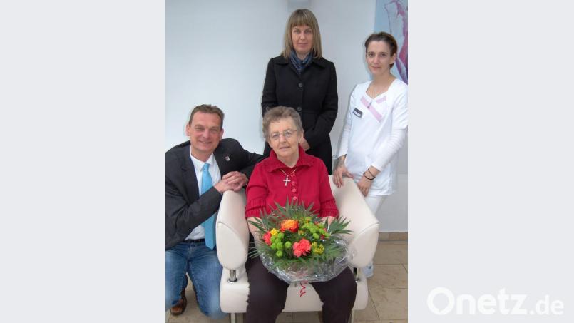 Rosa Maria Wünsche feierte im Seniorenheim Löffler ihren 75. Geburtstag. Unter anderen gratulierte auch Bürgermeister Ernst Schicketanz. Bild: sm