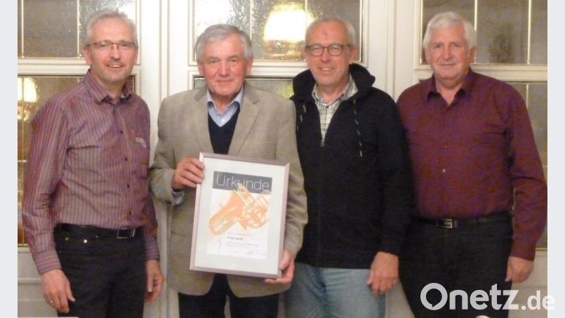 Chorsprecher Gerhard Spitzkopf (links), Pfarrer Hans-Peter Pauckstadt-Künkler (zweiter von rechts) und Chorleiter Reinhold Spitzkopf (rechts) freuen sich sehr, mit Fritz Heiß einen so engagierten und leidenschaftlichen Musiker im Posaunenchor zu haben. Bild: wlr