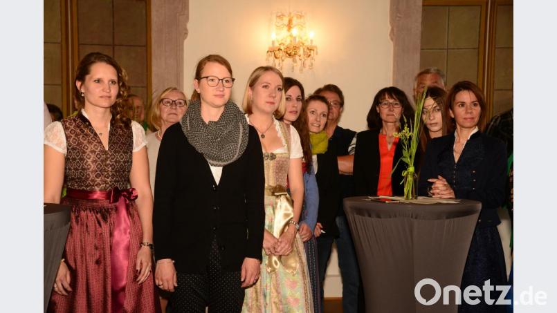 Noch ungekrönt hört Sandra Neubeck (links) gemeinsam mit einer Vielzahl von Vorgängerinnen als Holunderköniginnen der Ansprache von Kreisvorsitzenden Albert Nickl zu. Bild: bey