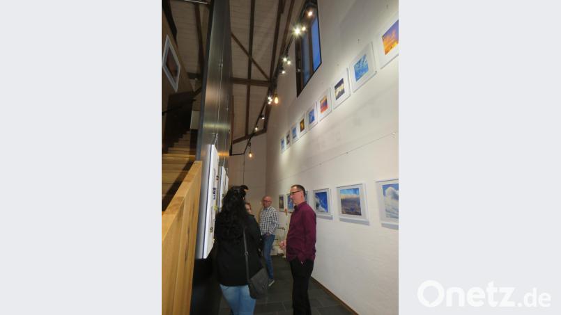 Passend zum Thema "Wolken" wurden die Fotografien diesmal auf einer zweiten Ebende zusätzlich platziert. Damit führt der Blick unweierlich "nach oben". Bild: ubb