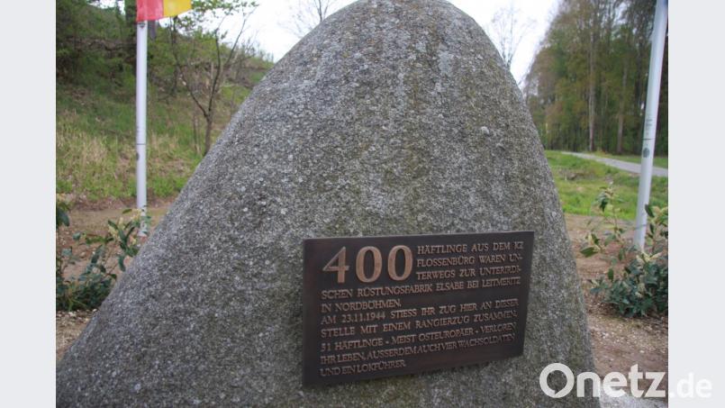 Den Gedenkstein hatte Thomas Plank gestaltet, der Stein stammt aus einem einheimischen Betrieb. Bild: wro