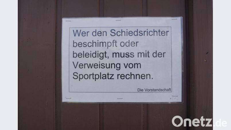 Dieser Hinweis hängt überall, wo in der Nähe ein Fußballplatz liegt. Nur meistens bringt er überhaupt nichts. Bild: jut