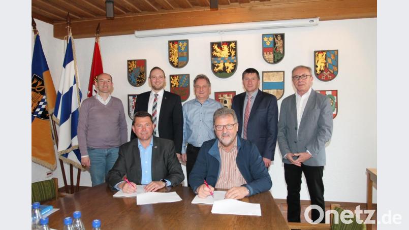 Die Unterzeichnung der Verträge durch die Bürgermeister Rainer Rewitzer und Johann Maurer (sitzend, von links) verfolgen Geschäftsleiter Günter Gschwindler, Enrico Delfino, Günther Pichlmaier, Josef Markl und Josef Pilfusek hinten, von links). Bild: pi