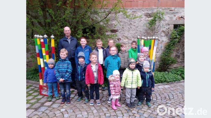 OGV-Vorsitzender Michael Ebenhöch (hinten links) bastelte mit den Wildenauer Kindern bunte Gartendekoration. Bild: exb