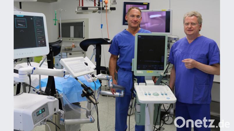 Privatdozent Dr. Wolfgang Schafhauser (rechts), Chefarzt der Urologischen Klinik, und Dr. Alexander Kugler, Leitender Oberarzt, sind von der neuen Methode überzeugt. Bild: exb